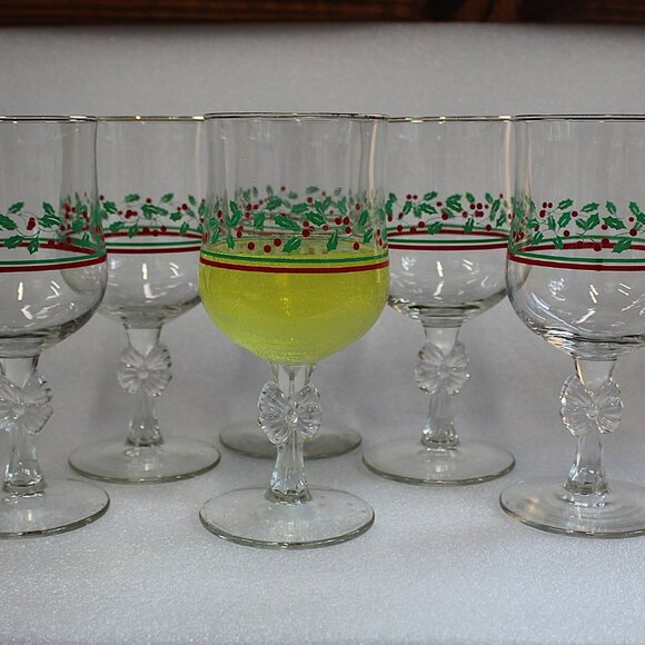 Vintage Holly Berry Goblets – Set of 5 | Christmas Glassware - Picture 7 of 11